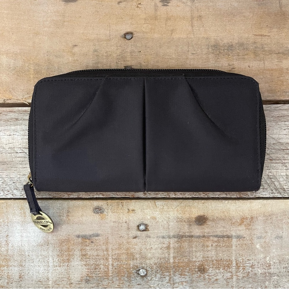 Travelon Signature Pleated Black Zipper Wallet